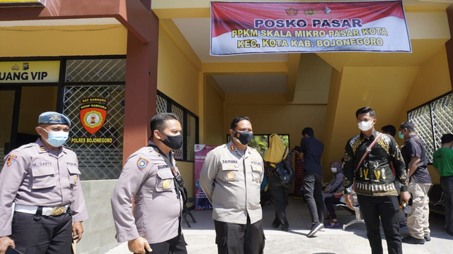 Kapolres Bojonegoro, AKBP EG Pandia, saat meninjau Posko PPKM di Pasar Kota Bojonegoro. Kamis (29/07/2021) (istimewa)