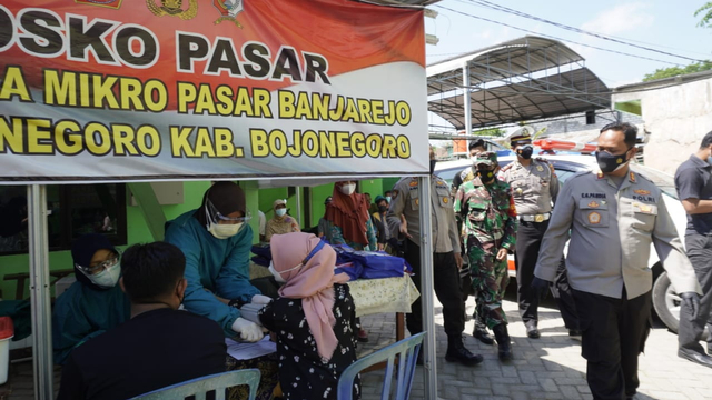 Polisi Bojonegoro Dirikan Posko PPKM di Pasar Tradisional (957159)