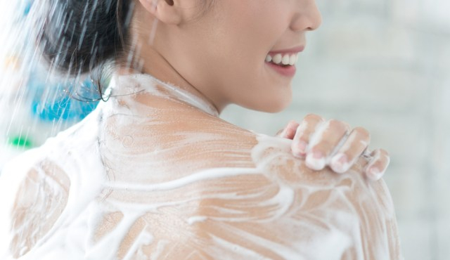 Ilustrasi mandi wajib setelah haid. (Dok. Shutterstock)