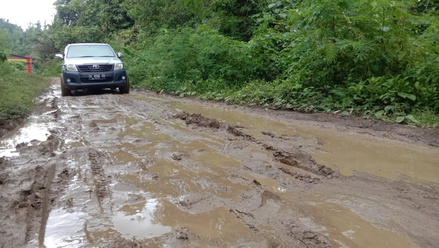Tiap turun hujan, ruas jalan tersebut dipenuhi lumpur dan membuat kendaraan terbenam. #publisherstoryRuas jalan di Gane Barat yang dikeluhkan pengguna jalan. Foto: Safri Noh/cermat