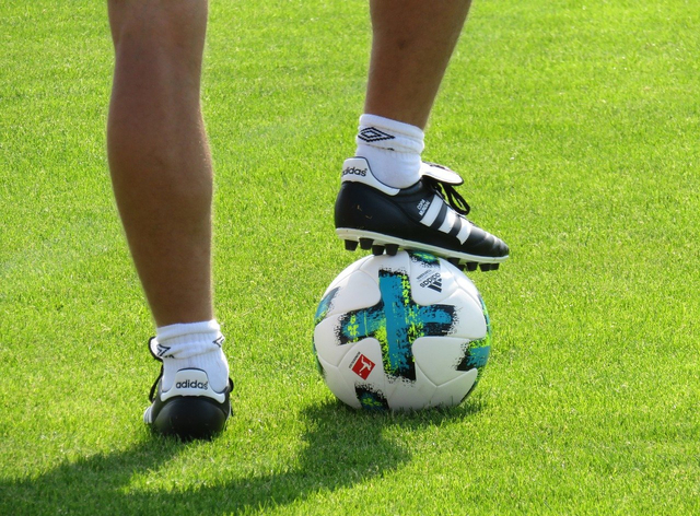 Posisi Telapak Kaki yang Benar Saat Menahan Bola (Sumber: Pixabay)