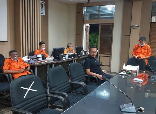 Tim BPBD Kabupaten Kuningan, Jawa Barat, saat berada di Crisis Center Satgas Penanganan COVID-19 Gedung Setda Pemkab Kuningan. (Andri)