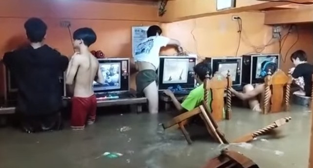 Sekelompok Remaja Tetap Santai Lanjut Main Game di Warnet Meski Kebanjiran (33313)