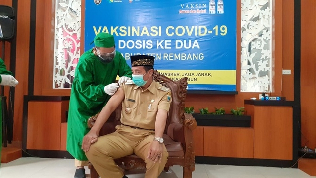 Bupati Rembang Abdul Hafid saat disuntik vaksin corona dosis kedua.  Foto: Pemkab Rembang