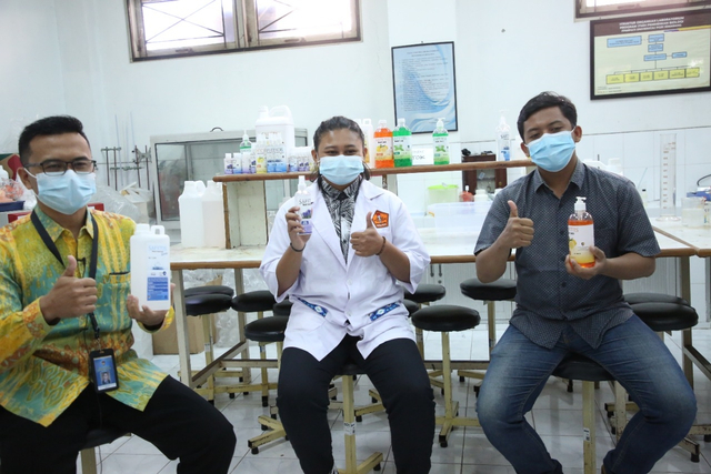 Mahasiswa Pendidikan Biologi Universitas PGRI Semarang, Jawa Tengah, membuat hand sanitizer untuk dibagikan ke padagang.  Foto: Dok. Istimewa