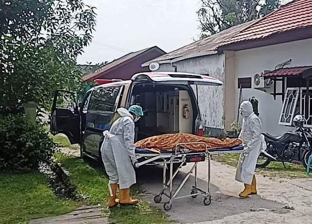 Evakuasi jenazah pasien yang diduga terpapar corona saat meninggal dunia di rumah.