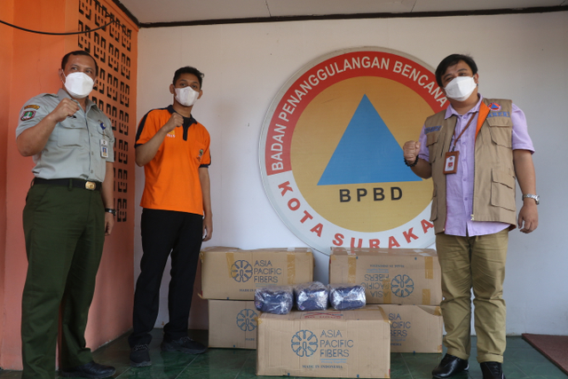 Sebanyak 13.400 masker dibagikan para relawan dari Badan Nasional Penanggulangan Bencana (BNPB) untuk warga Kota Solo dalam rangka mendukung upaya penanganan COVID-19