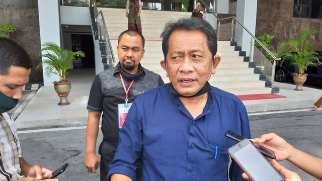 SEKRETARIS Daerah Provinsi (Sekdaprov) Riau, Yan Prana Jaya Indra Rasyid, diwawancarai wartawan usai jalani pemeriksaan di gedung Kejaksaan Tinggi Riau. 