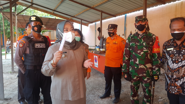 Bupati Nurhidayah meninjau penyaluran oksigen bagi masyarakat Kobar/InfoPBUN/foto : Lukman Hakim