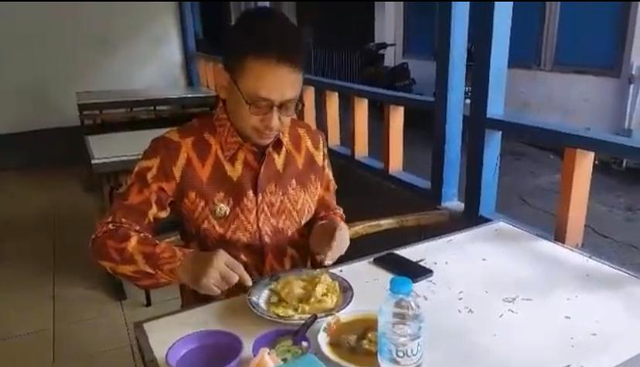 Wali Kota Pontianak, Edi Rusdi Kamtono, menikmati roti cane. 