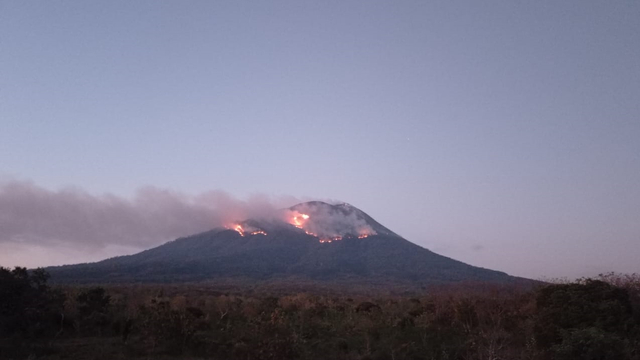 Lontaran lava pijar erupsi Gunung Ile Lewotolok yang sebabkan kebakaran hutan dan lahan. Foto: BNPB