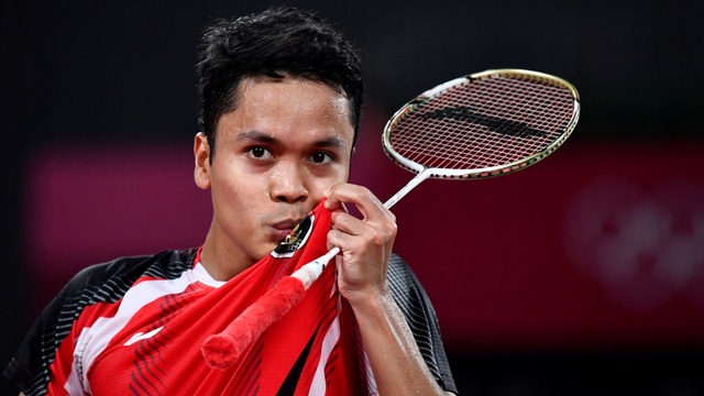 Ekspresi pebulutangkis tunggal putra Indonesia Anthony Sinisuka Ginting usai menundukkan tunggal putra Jepang Kanta Tsuneyama dalam babak 16 besar Olimpiade Tokyo 2020 di Musashino Forest Sport Plaza, Tokyo, Jepang, Kamis (29/7). Foto: Sigid Kurniawan/ANTARA FOTO