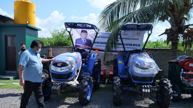 Rachmat Gobel Bagikan Traktor, Ventilator & Beras Bervitamin di Gorontalo (99281)