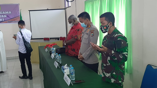 Wakil Bupati Sorong Selatan, Alfons Sesa saat berdoa 