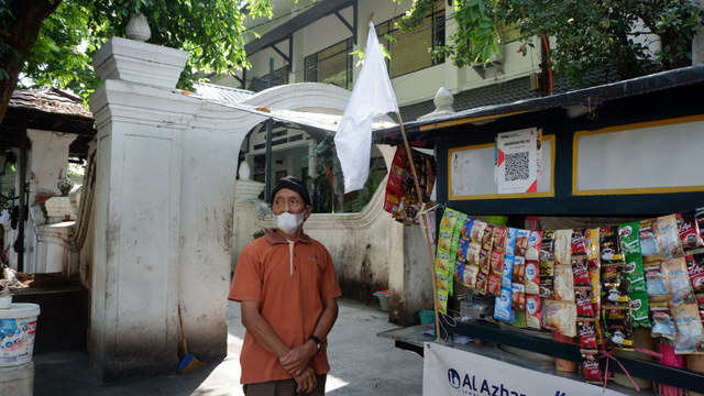 Pedagang mengibarkan bendera putih di Jalan Malioboro pada Jumat (30/7). Foto: Arfinsyah Panji Purnandaru/kumparan 