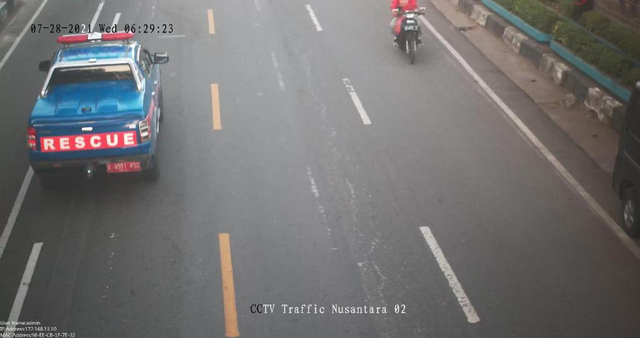 Pesepeda ditabrak mobil bertuliskan rescue di Makassar pada Rabu (28/7. Foto: Dok. Istimewa