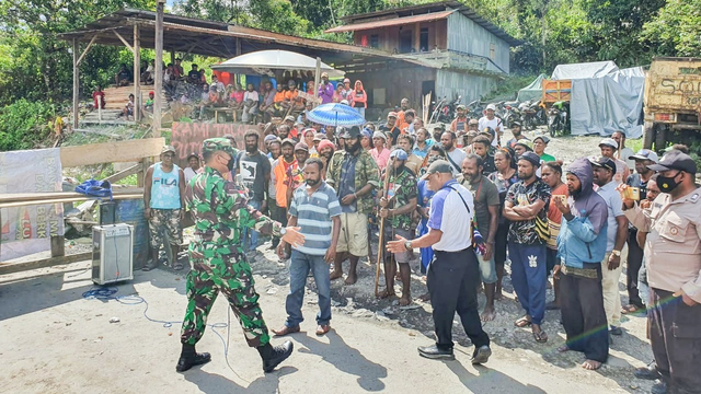 Massa pendukung Erdi Dabi saat membuka palang Jalan Trans Papua Elelim-Wamena. (Dok Korem 172/PWY) 