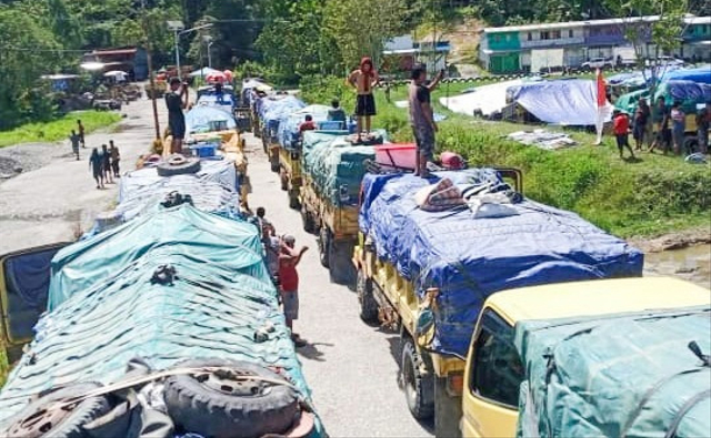 Massa Erdi Dabi Buka Palang Jalan Trans Papua Elelim-Wamena (18407)