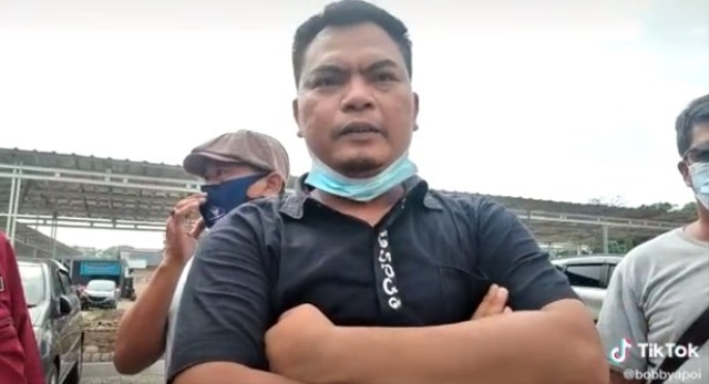 Viral video pria di Jakarta Barat diduga minta biaya retribusi ke warga Perumahan City Garden ratusan ribu per bulan. (Foto: TikTok/@bobbyapoi) 