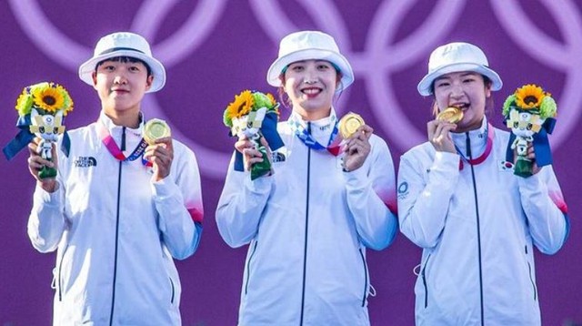 Pemanah Korea Selatan, An San (kiri), ketika mendapat medali emas Olimpiade Tokyo 2020. Foto: Instagram/worldarchery. 