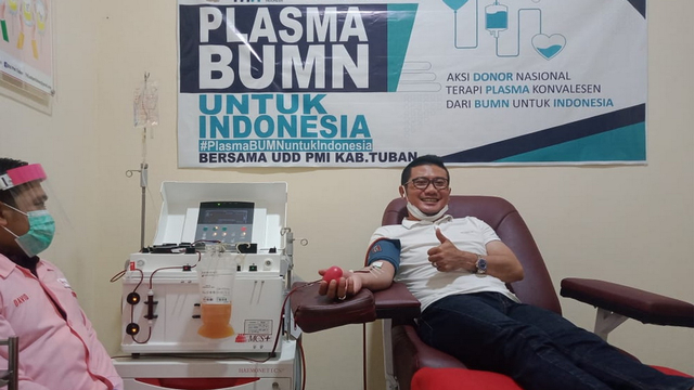 Ilustrasi: seorang pendonor sedang melakukan donor plasma konvalesen di Unit Donor Darah PMI Tuban. (istimewa)