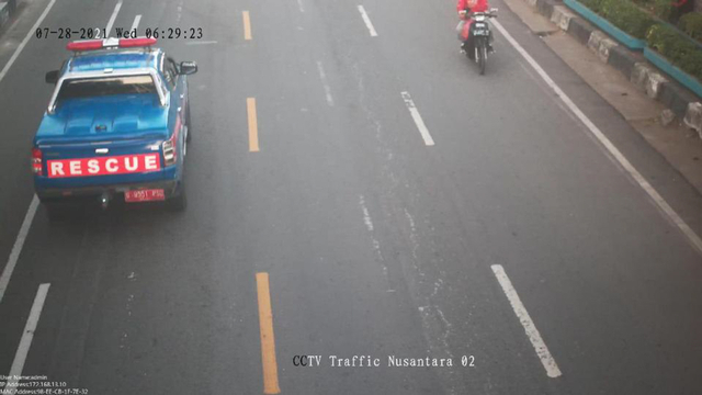 Pesepeda ditabrak mobil pelat merah bertuliskan rescue di Makassar, Rabu (28/7). Foto: Dok. Istimewa