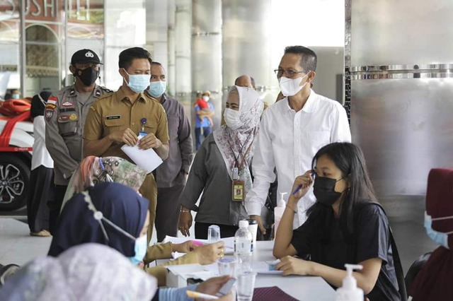 Wakil Wali Kota Batam, Amsakar Achmad memantau proses vaksinasi Covid-19 (Foto:ist)