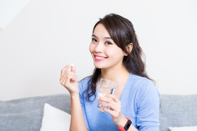 Ilustrasi ibu menyusui minum suplemen. Foto: Shutterstock