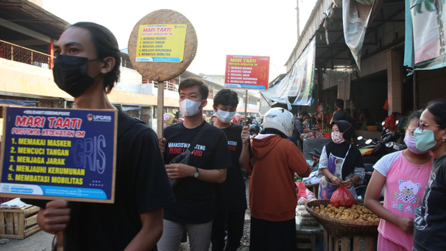 Sejumlah mahasiswa dari Universitas PGRI Semarang, Jawa Tengah turun ke pasar tradisional Peterongan Semarang untuk ikut serta menangani COVID-19, Jumat (30/7). Foto: Dok. Istimewa
