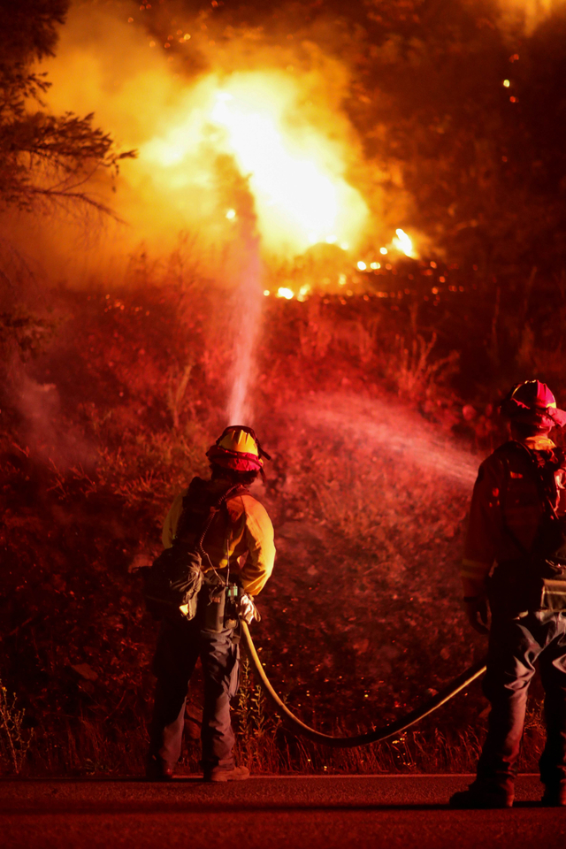 Petugas berusaha memadamkan api di sepanjang Moccasin, California, Amerika Serikat. Foto: David Swanson/Reuters