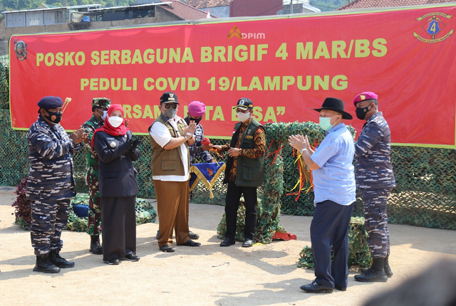 Gubernur Lampung Arinal Djunaidi meninjau dapur umum Lapangan Brigif 4 Mars/BS, Jumat (30/7) | Foto : Ist