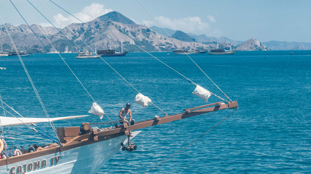 Sebuah kapal wisata pinisi melintas di perairan dekat Dermaga Labuan Bajo, Manggarai Barat, Nusa Tenggara Timur, Jumat (30/7/2021). Foto: Muhammad Adimaja/ANTARA FOTO