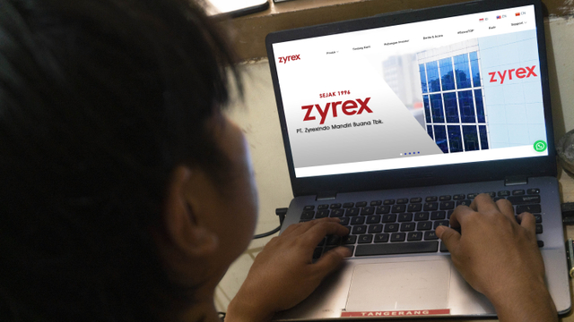 Warga mengunjungi website salah satu produsen laptop, Zyrex. Foto: Jamal Ramadhan/kumparan
