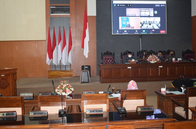 Anggota DPRD Kabupaten Kuningan, Jawa Barat, saat menggelar rapat paripurna di Gedung DPRD setempat secara virtual. (Andri)