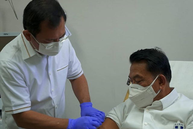 KSP Moeldoko menerima suntikan vaksin Nusantara. Foto: Instagram/@ dr_moeldoko