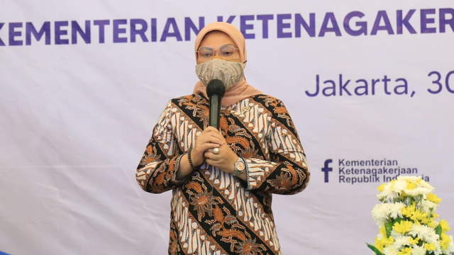 Menaker Ida Fauziyah saat konferensi pers terkait penerima subsidi upah, Jumat (30/7).  Foto: Kemnaker RI