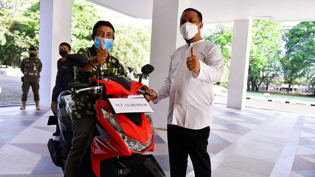 Safaruddin (64) mendapat hadiah motor atas semangatnya mengikuti vaksinasi corona meski harus bersepeda sejauh 15 kilometer. Foto: Dok. Humas Pemprov Sulsel