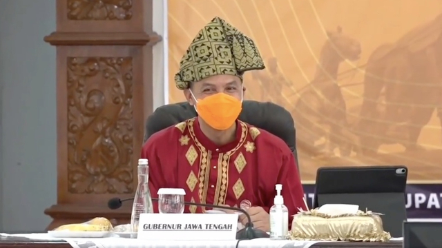 Gubernur Jateng Ganjar Pranowo memakai baju adat Minang. Foto: Instagram/@ganjarpranowo