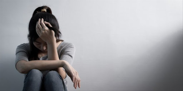 Ilustrasi wanita sedang bersedih. Foto: Shutterstock.