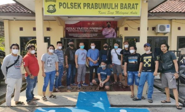 Saat pelaku diamankan Tim Gabungan Resmob Ditreskrimum Polda Jambi bersama Tim Opsnal Polres Merangin di Polsek Prabumulih Barat. Foto: Jambikita.id