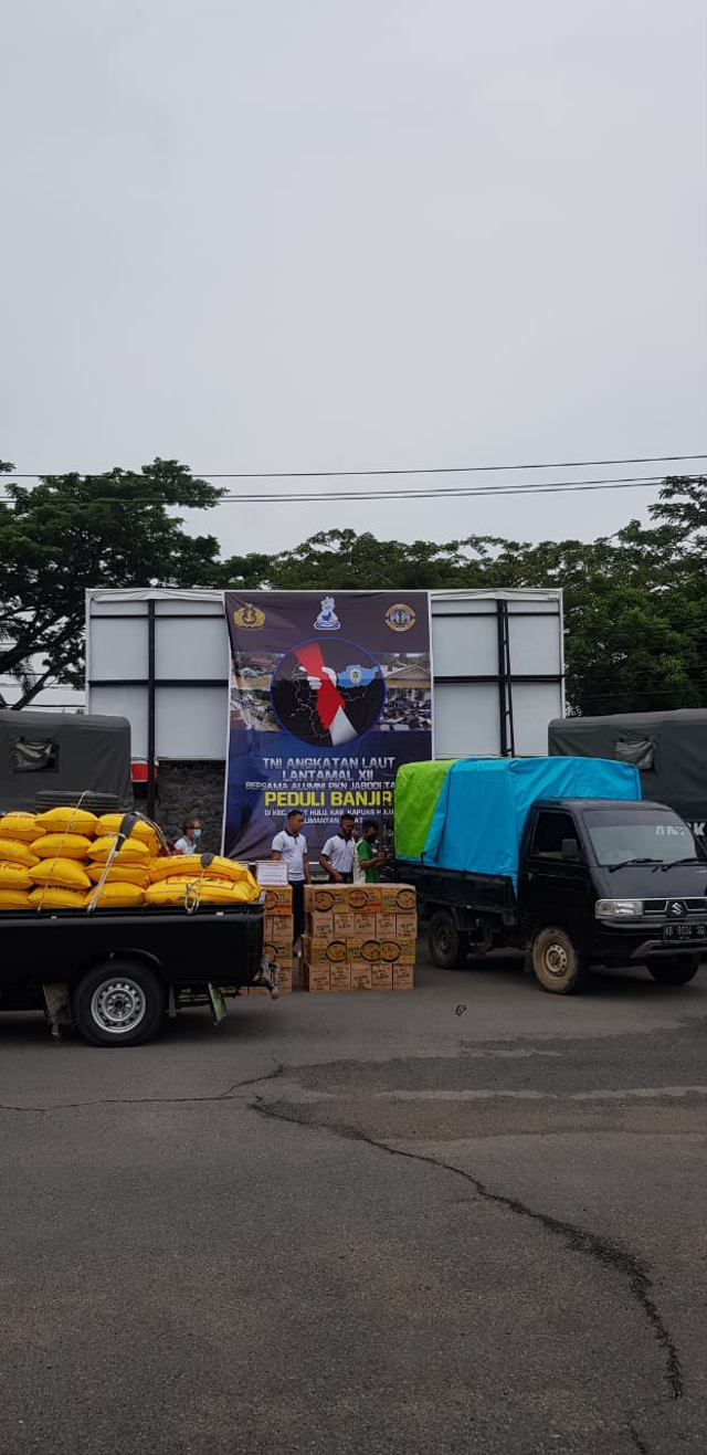 Bansos dari alumni PKN Jabodetabek yang diterima Lantamal XII. Foto: Dispen Lantamal XII Koarmada I