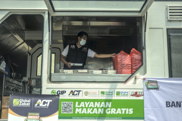 Ketika Jurnalis dan Relawan ACT Terlibat Aksi Kemanusiaan (Berita Foto) (55989)