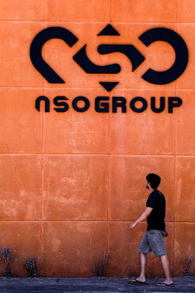Seorang pria berjalan melewati logo perusahaan siber Israel NSO Group di salah satu cabangnya di Gurun Arava, Israel.
 Foto: Amir Cohen/REUTERS
