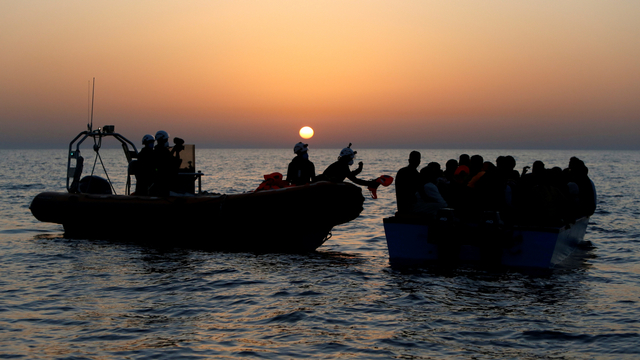 Ilustrasi migran menaiki kapal. Foto: Darrin Zammit Lupi/REUTERS