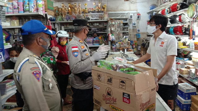 TNI Polri dan Satgas COVID-19 Merauke razia protokol kesehatan di sejumlah toko dan tempat usaha lainnya. (Dok Humas Polda Papua) 