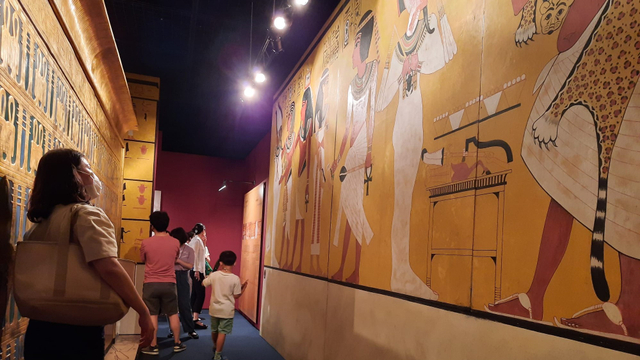 Pengunjung melihat sejarah Firaun dalam pameran di Seoul, Korea Selatan. Foto: Khiththati/acehkini