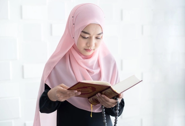 ilustrasi bacaan surat At Takatsur latin dan artinya, sumber gambar: https://www.freepik.com/