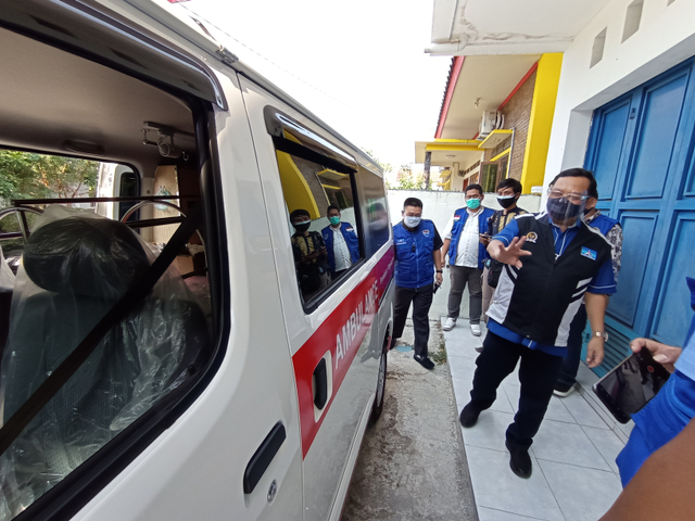 Anggota Komisi VI DPR RI Herman Khaeron menyalurkan satu unit ambulans dari Program Kemitraan dan Bina Lingkungan (PKBL) BUMN. (Anastasya)