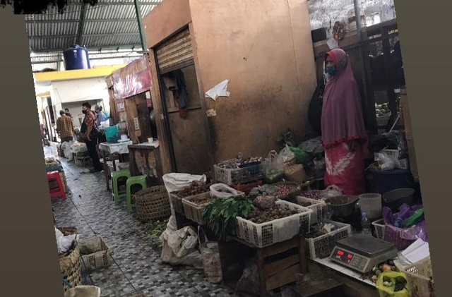 Pedagang pasar Kolombo, Sleman, mengheningkan cipta untuk mendoakan pedagang dan warga yang wafat maupun yang masih sakit karena COVID-19. Foto: Dok Hi!Pontianak 