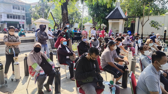 Foto Pengisian Oksigen Gratis di Rumah Dinas Wali Kota Solo, Gibran Rakabuming (173698)